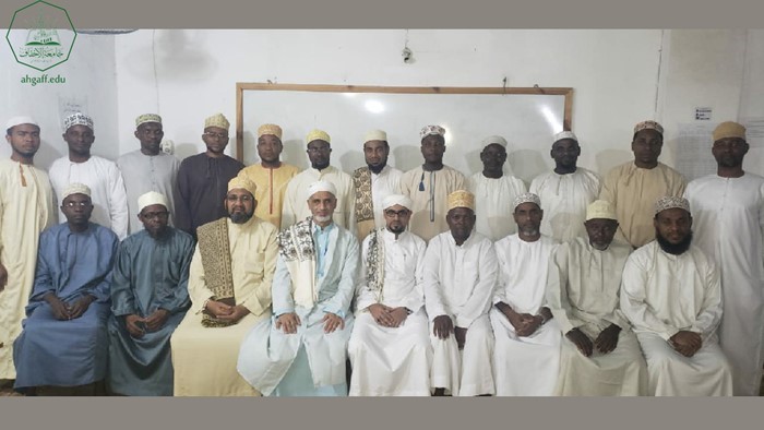 مدير مكتب شؤون الوافدين ورئيس وحدة شؤون الخريجين بجامعة الأحقاف يعقدون لقاء بخريجي الجامعة بزنجبار - تنزانيا