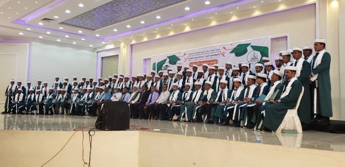 تحت شعار خريجوا اليوم قادة الغد جامعة الاحقاف تحتفل بتخريج 98 خريجا وخريجة من مختلف تخصصات الجامعة.