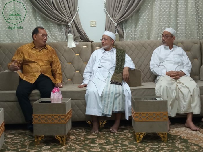 رئيس جامعة الأحقاف يلتقي بالسفير الاندونيسي لعمان واليمن محمد إرزان جوحان