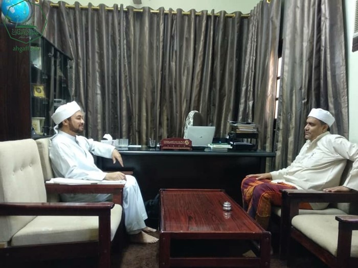 عميد كلية الشريعة والقانون يلتقي الدكتور أحمد بن علوي السقاف الباحث في شؤون الأوقاف