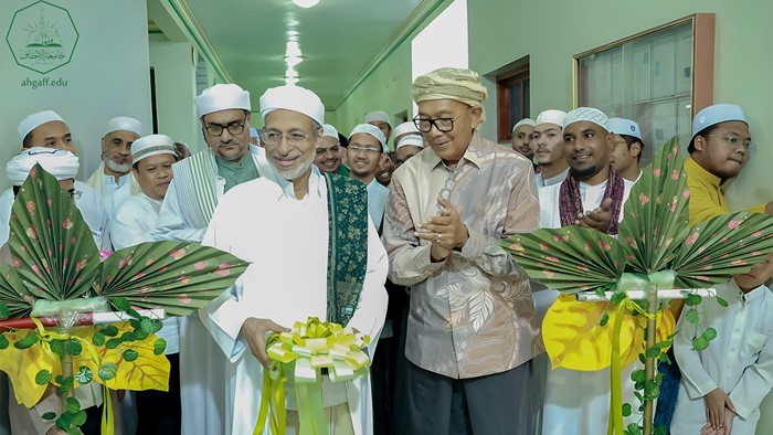 رئيس جامعة الأحقاف رفقة السفير الإندونيسي يفتتحان مركز بحوث حضرموت بكلية الشريعة والقانون بتريم