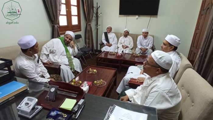 رئيس جامعة دار السلام بإندونيسيا يزور كلية الشريعة والقانون جامعة الأحقاف ويلقي محاضرة عامة للطلاب