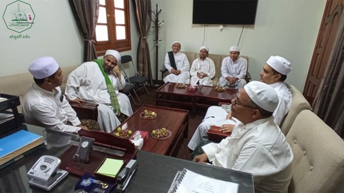 رئيس جامعة دار السلام بإندونيسيا يزور كلية الشريعة والقانون جامعة الأحقاف ويلقي محاضرة عامة للطلاب