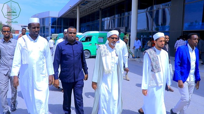 وفد جامعة الاحقاف يلتقي  العلماء والشخصيات الرسمية والاجتماعية في مقديشو