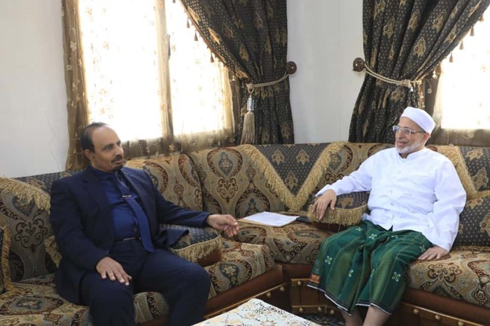 محافظ حضرموت يزور البروفيسور عبدالله باهارون ويُشيد بدوره في إثراء الحياة الأكاديمية والاجتماعية