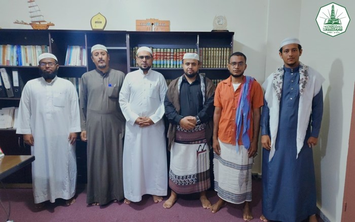 طلاب مسابقة التحكيم الدولي في زيارة لمدير مكتب الشؤون القانونية بجامعة الأحقاف