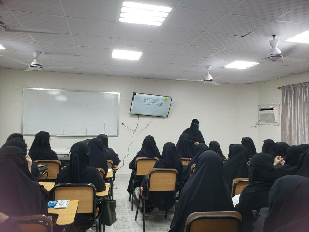 كلية البنات بجامعة الأحقاف تنظّم محاضرة توعوية حول إدارة الضغوط الأكاديمية والتوازن النفسي